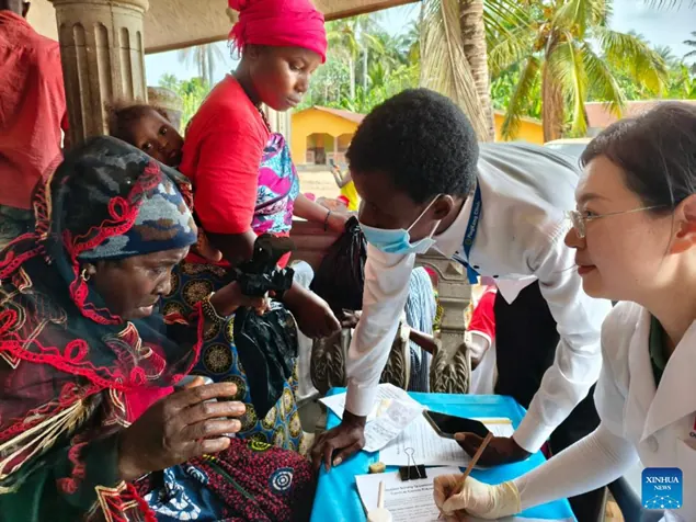 Chinese medical team offers free clinic to villagers in Sierra Leone