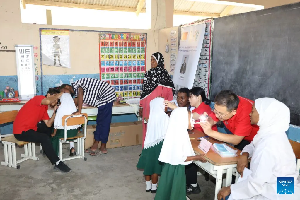 Chinese medical team provides free clinic for children in Zanzibar