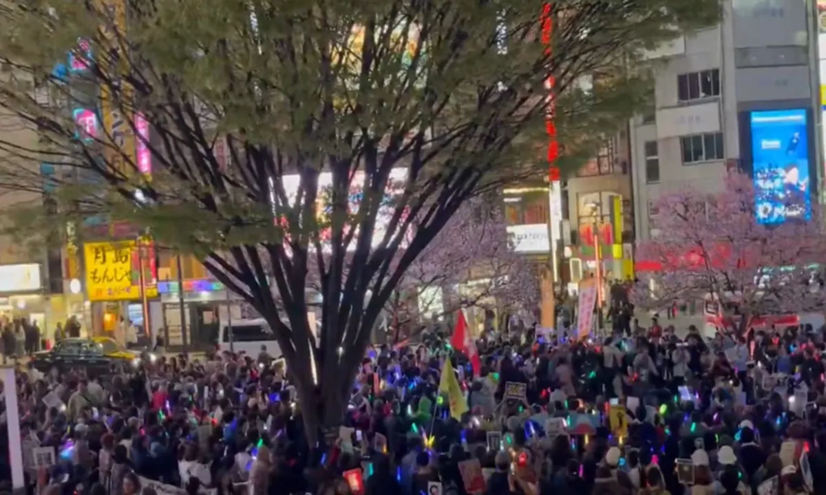 Japanese protestors call on PM to apologize to China over embassy intrusion.
