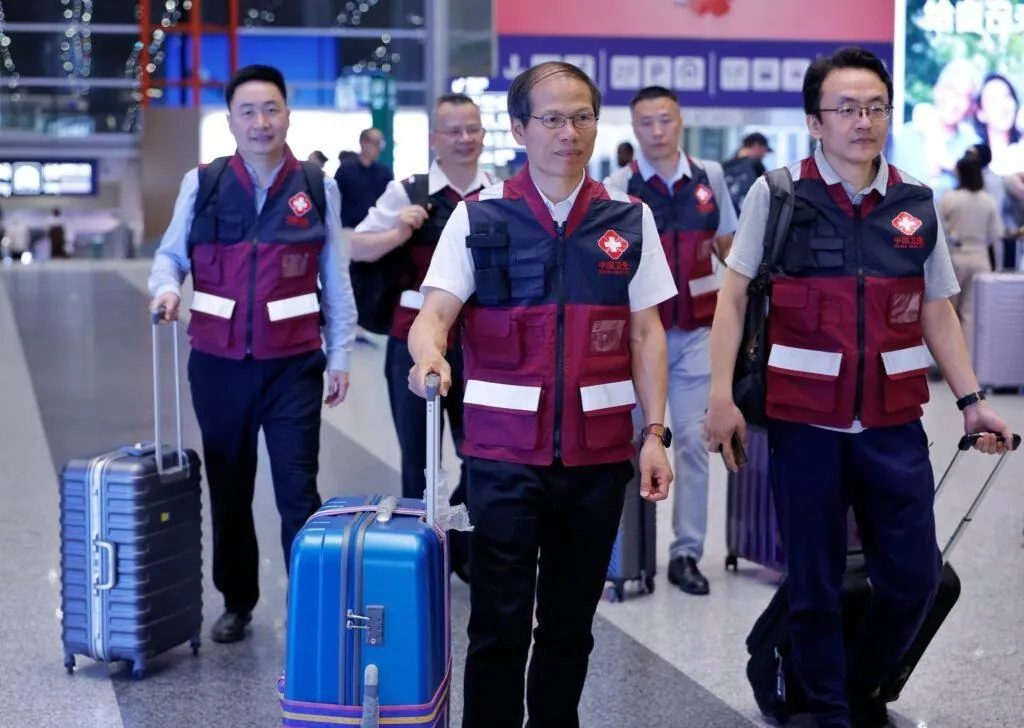 Nearly 1,000 medical workers are fighting Ebola with African people: spokesperson